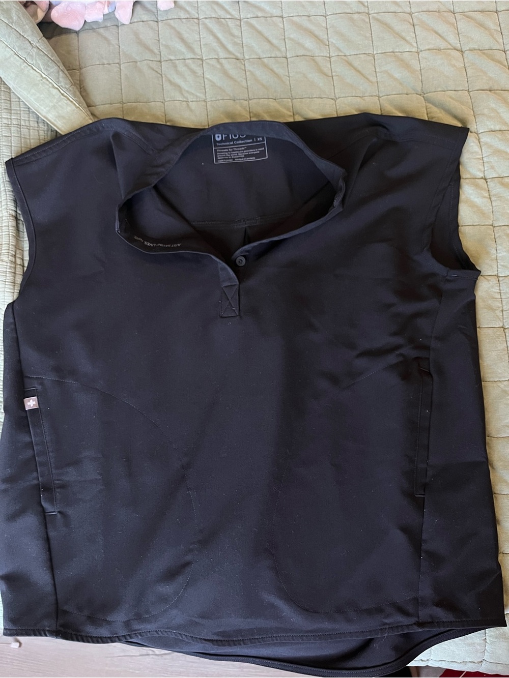 FIGS Rafaela Mandarincollar Scrub Top in Black, Size Extra Small (XS).